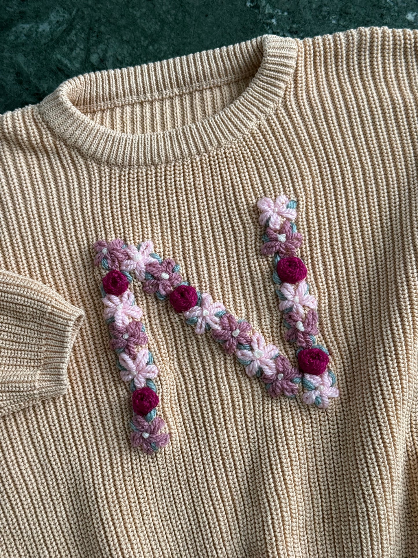 Personaliseret sweater - blomster bogstav